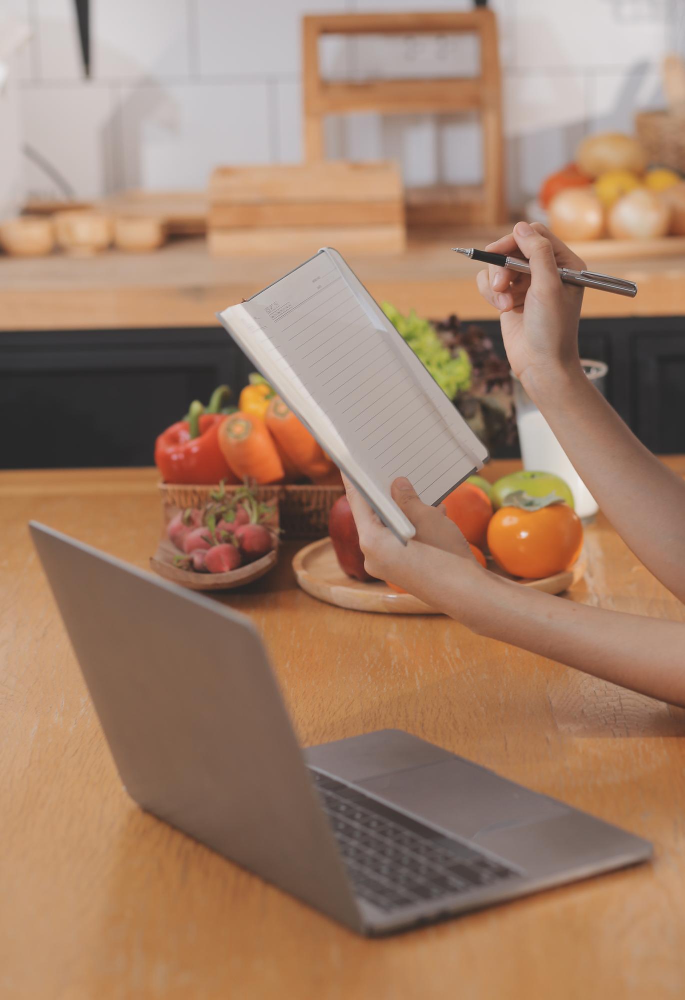 Tavolo con ingredienti disposti in ordine e laptop