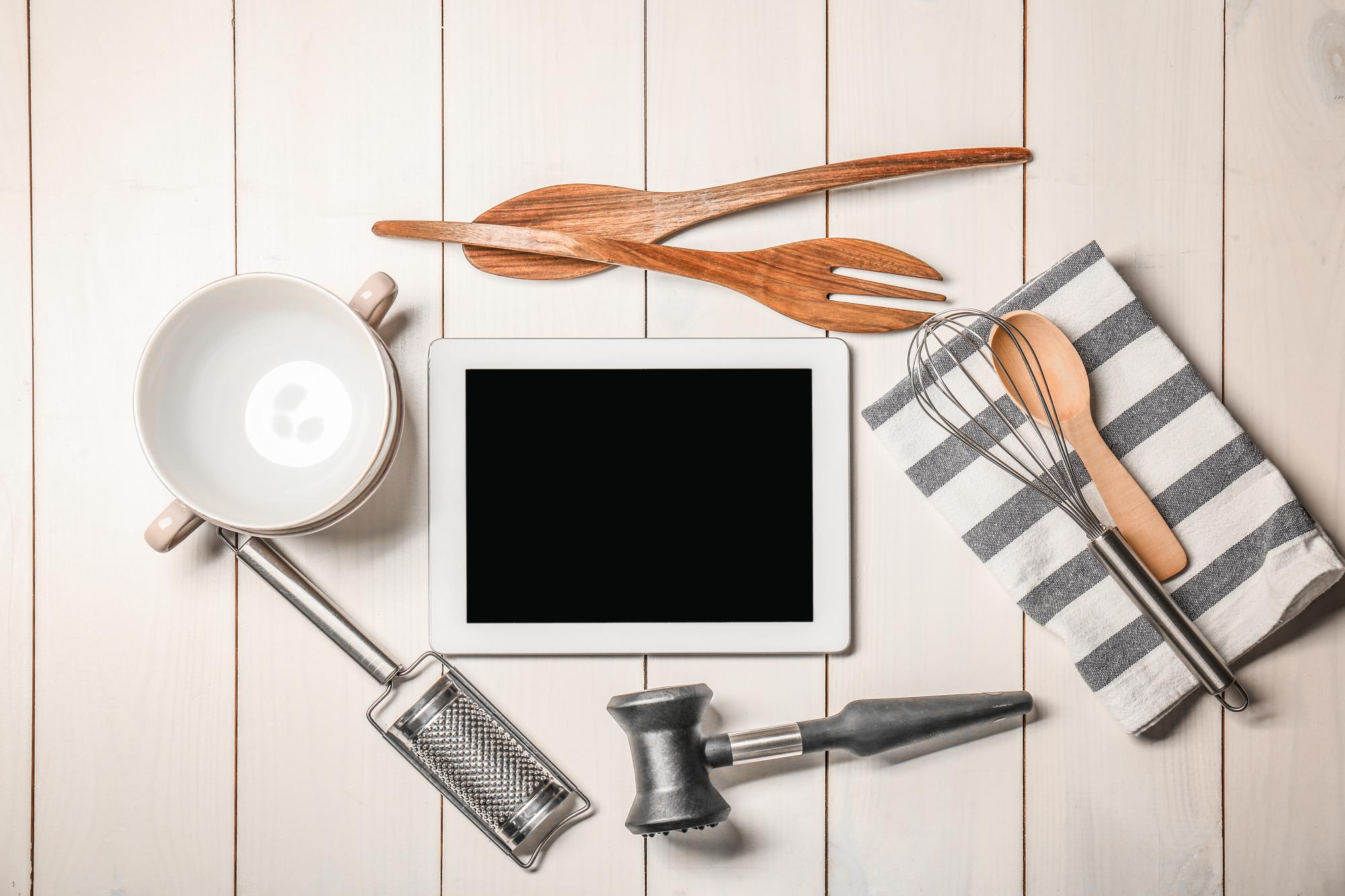 Set di strumenti da cucina ordinati